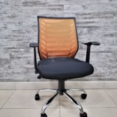 Кресло Barneo K-138 для персонала (черная ткань оранжевая сетка) в Златоусте - zlatoust.mebel24.online | фото